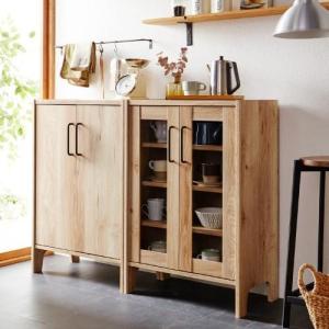 塩系インテリアに馴染むガラスキャビネットの商品写真