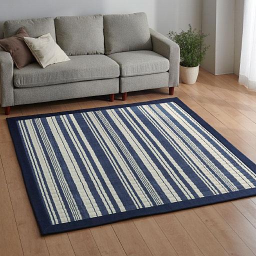 ひんやり冷たい涼感キルトラグ やさしい色合いのナチュラル北欧ボーダー柄 程よいクッション性 汚れたら洗濯機で丸洗いOKの商品写真