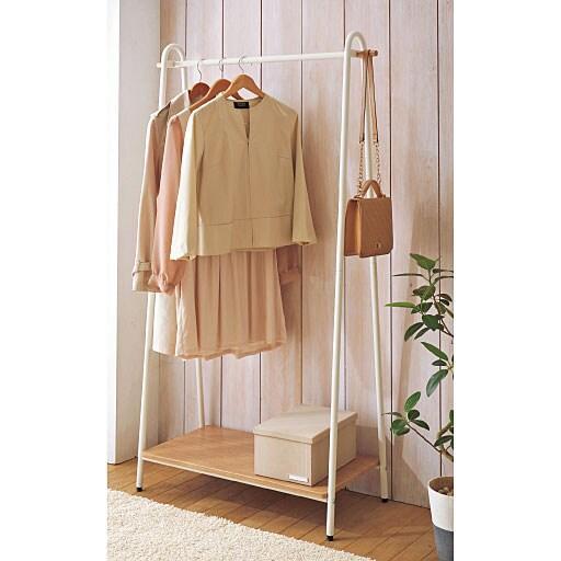 木目とスチールの組合せがスタイリッシュな棚付きハンガーの商品写真